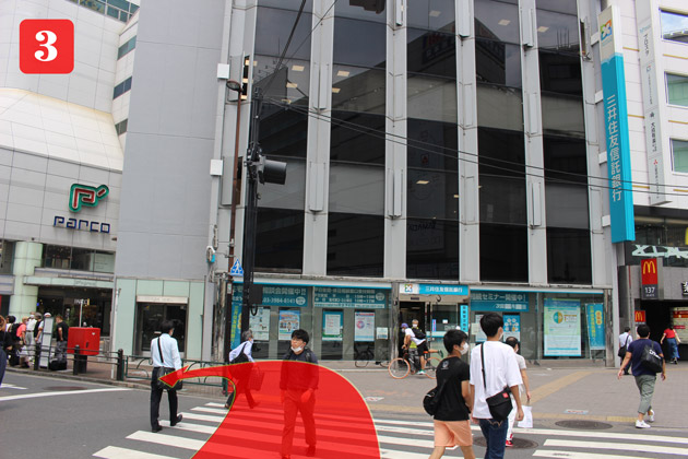 池袋駅の東口を出て左へお進みください