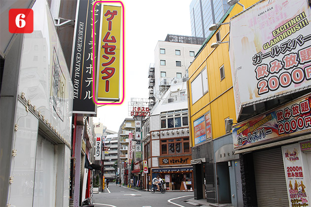 池袋駅の東口を出て左へお進みください
