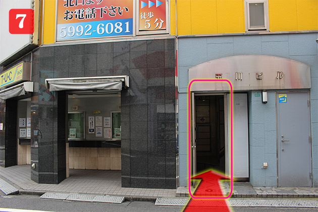 池袋駅の東口を出て左へお進みください